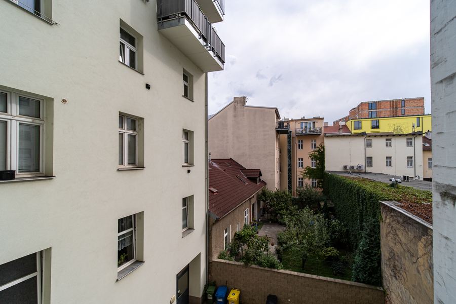 Výhled do dvora, byt 3+kk Kotlaska, Praha 8 – Libeň