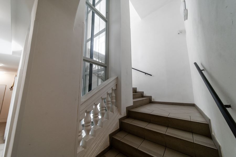 Schodiště domu, byt 3+kk Kotlaska, Praha 8 – Libeň